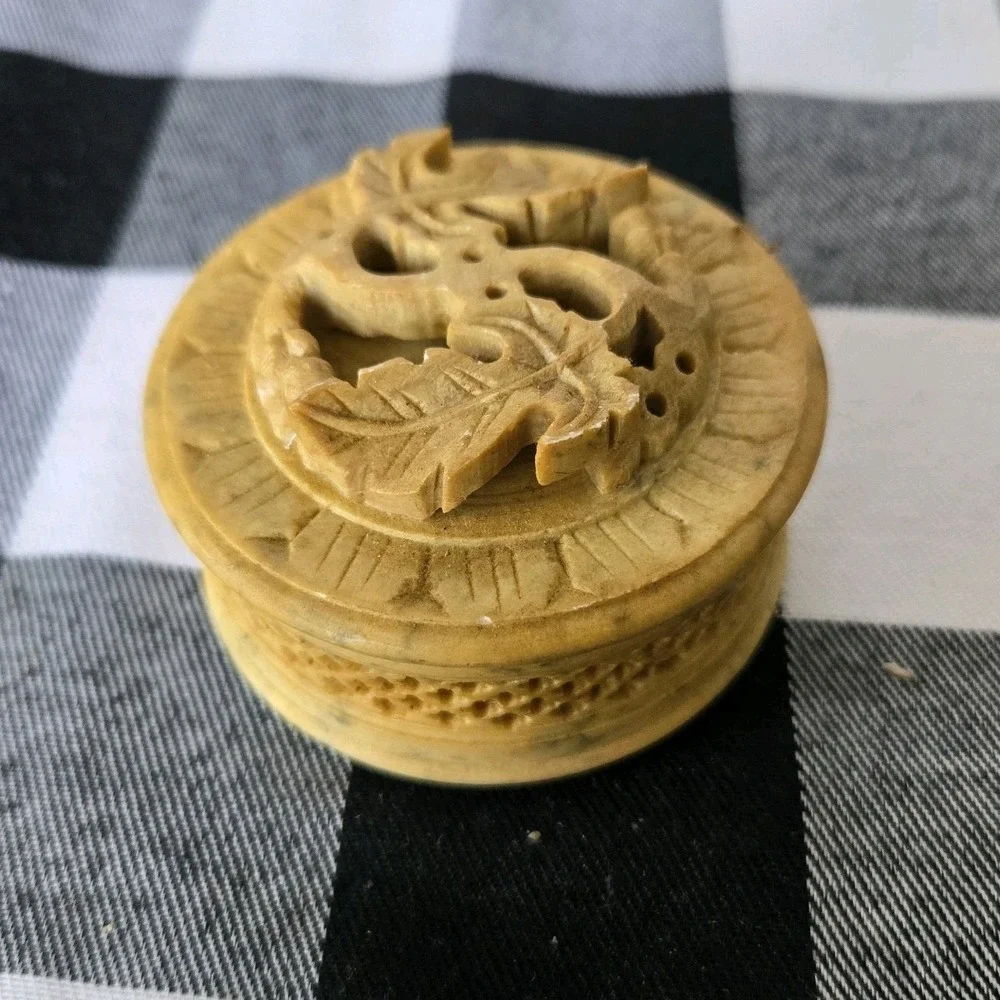 Vintage Artisan Carved Sand Color Soapstone Small‎ Round Trinket Box with Lid